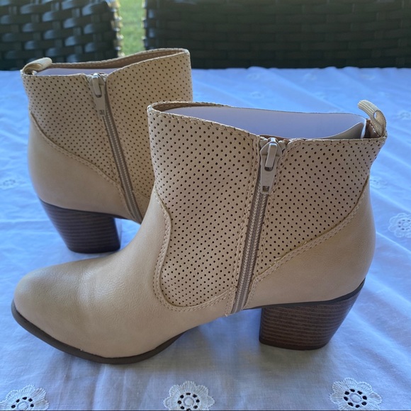 NIB White Mountain Booties - Picture 2 of 8